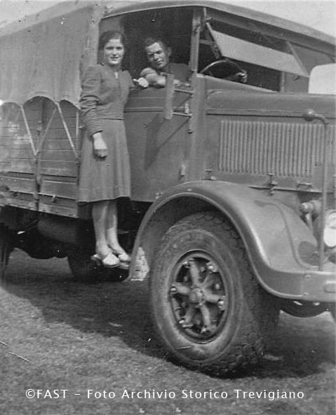 Gina De Faveri con il fidanzato Antonio Gastaldon sul camion militare
